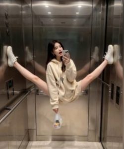 AI生成电梯一字马美女制作教程，条条流量上万，别再在外面被割韭菜了，全流程实操-大齐资源站